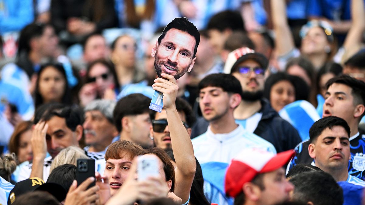 La alta demanda para asistir al último partido de Lionel Messi con la selección argentina impulsó la reventa de localidades en redes sociales y grupos informales. (Foto: Reuters)