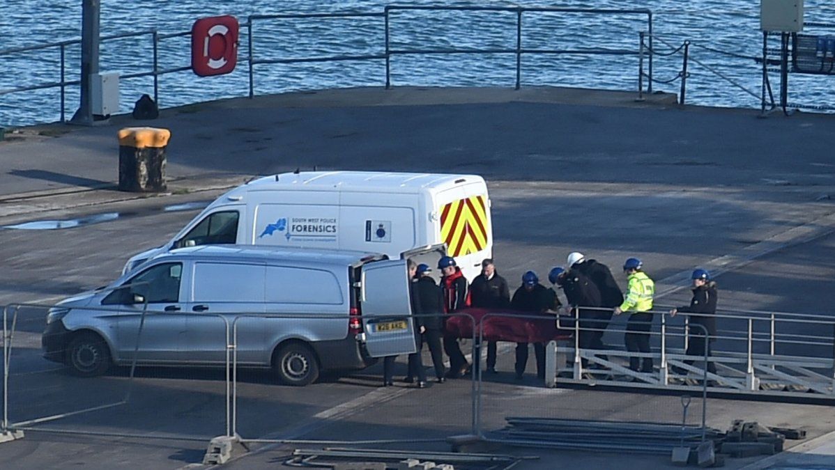 El cuerpo recuperado del avión de Emiliano Sala llegó a Inglaterra y ahora se espera por la autopsia